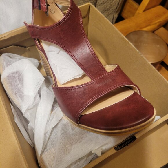 T strap sandal with heels - Picture 13 of 15